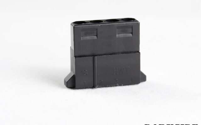 4-pin Female MOLEX Connector -Black